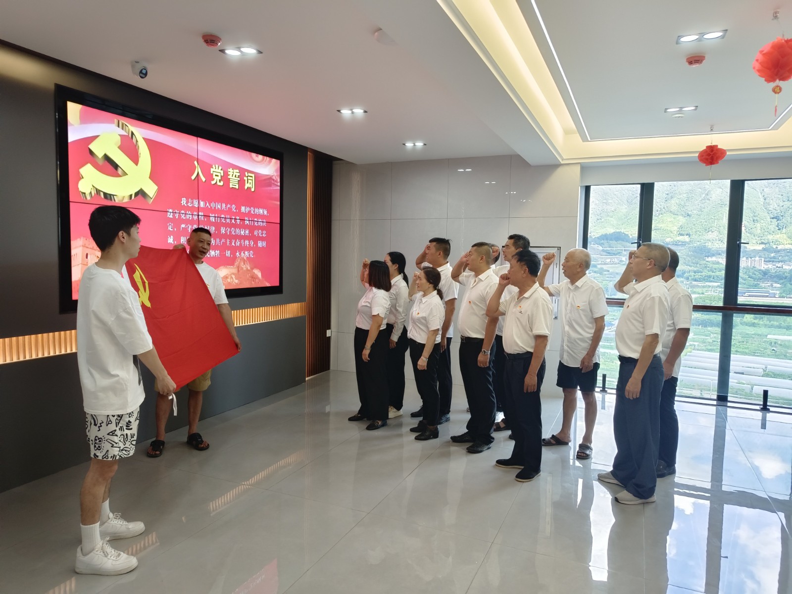 易順建工集團有限公司黨支部召開深入貫徹中央八項規定精神學習教育會暨“七一”專題黨課